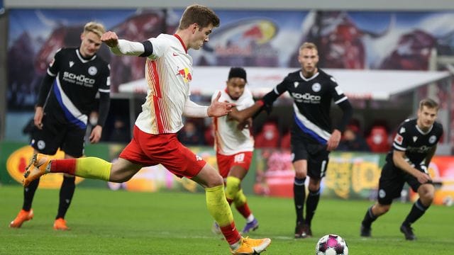 Leipzigs Alexander Sörloth konnte den Strafstoß gegen Bielefeld nicht verwandeln. Leipzigs Alexander Sörloth konnte den Strafstoß gegen Bielefeld nicht verwandeln.
