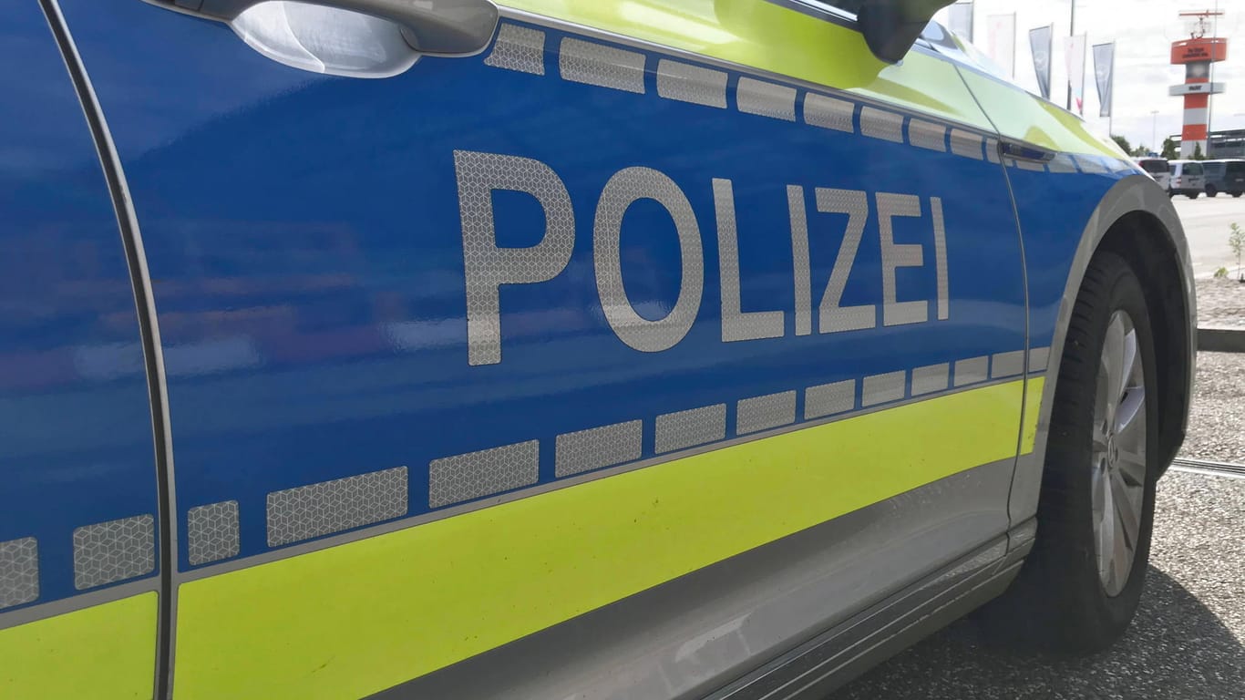 Schriftzug "Polizei" auf einem Einsatzfahrzeug: In Hamburg ist ein Geldtransporter überfallen worden.