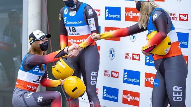 Siegerin Julia Taubitz (l-r), Natalie Geisenberger auf Rang zwei und Dajana Eitberger bei der Siegerehrung.