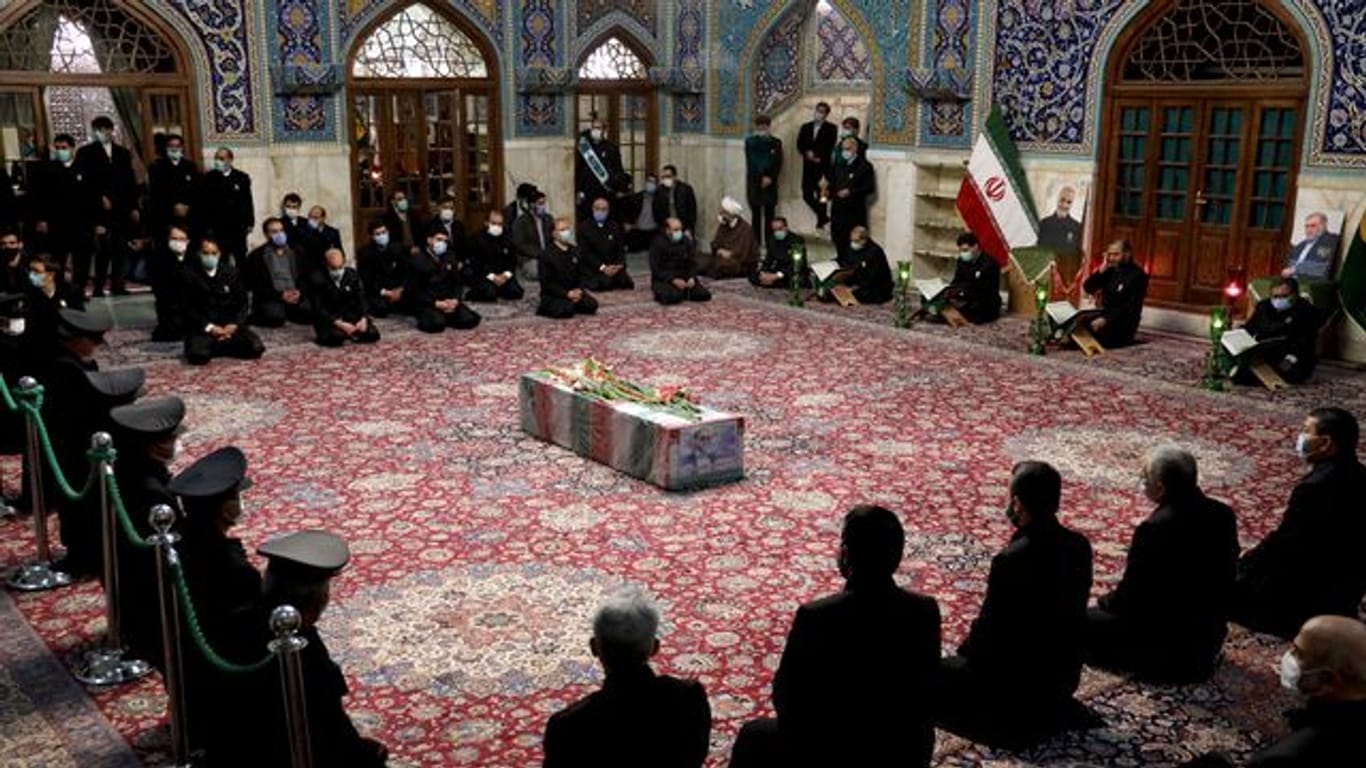 Menschen beten am Sarg des ermordeten iranischen Atomphysikers Mohsen Fachrisadeh.