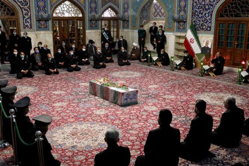 Menschen beten am Sarg des ermordeten iranischen Atomphysikers Mohsen Fachrisadeh.