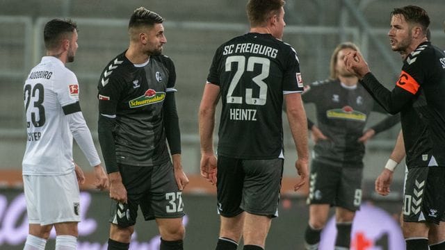 Kapitän Christian Günter (r) und seine Freiburger waren nach dem 1:1 in Augsburg genervt. Kapitän Christian Günter (r) und seine Freiburger waren nach dem 1:1 in Augsburg genervt.