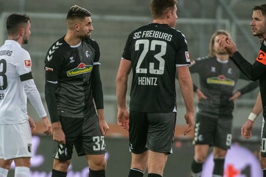 Kapitän Christian Günter (r) und seine Freiburger waren nach dem 1:1 in Augsburg genervt.