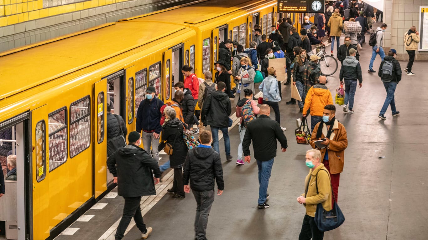 Menschen in einer Berliner U-Bahn Station (Symbolbild): In der Hauptstadt gelten neue Kontaktbeschränkungen.