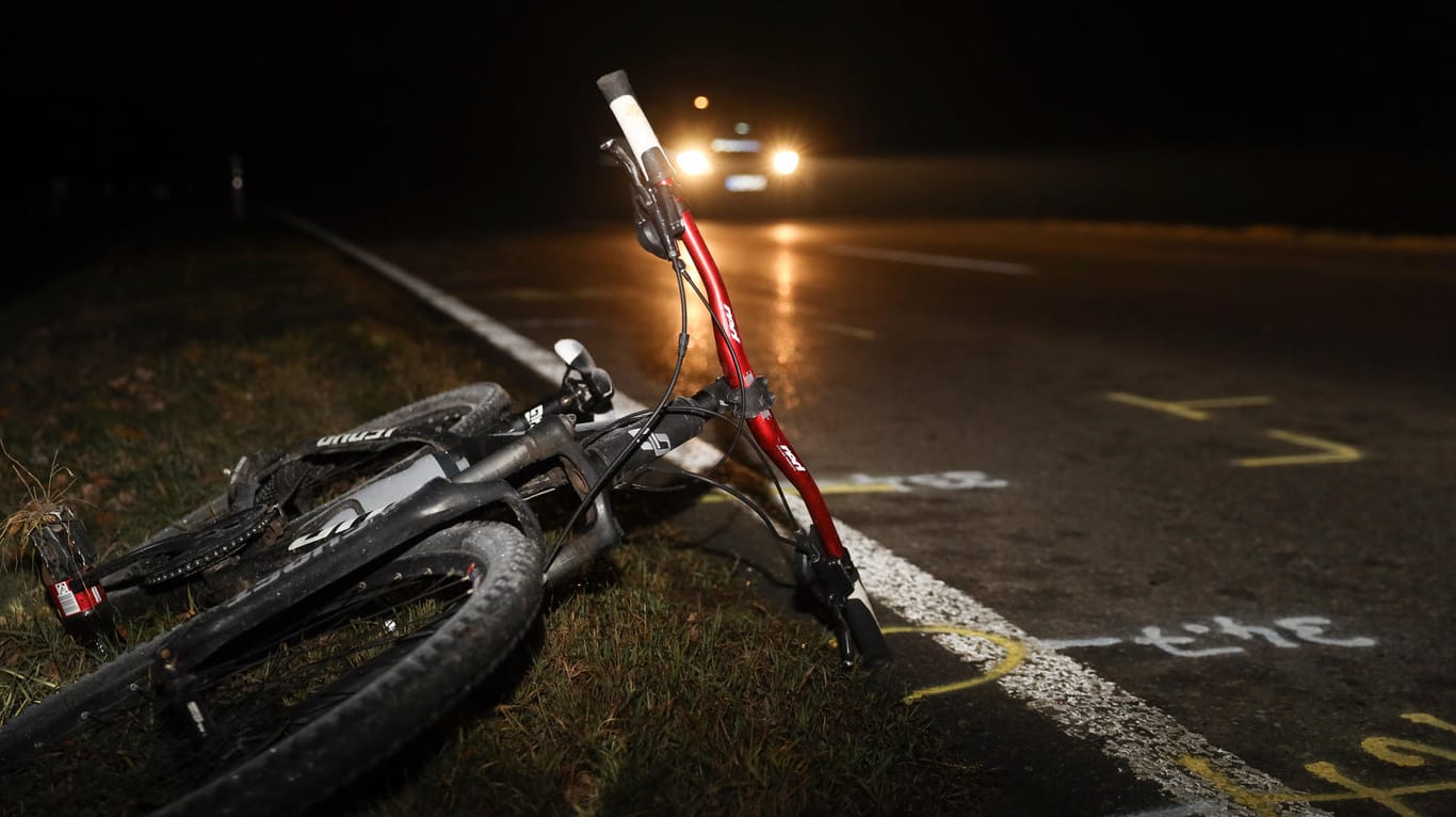 Baden-Württemberg: Das Fahrrad des Zwölfjährigen, der am Samstag bei einem Unfall tödlich verletzt worden ist, liegt am Unfallort.