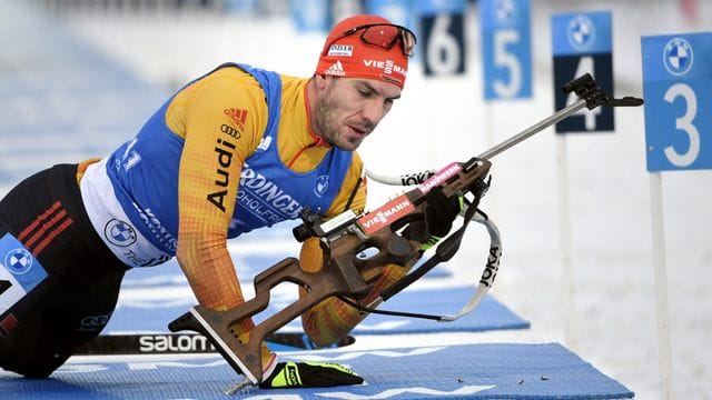 Mit Rang sieben im Sprint bester deutscher Biathlet in Kontiolahti: Arnd Peiffer am liegend Anschlag. Mit Rang sieben im Sprint bester deutscher Biathlet in Kontiolahti: Arnd Peiffer am liegend Anschlag.