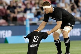 Sam Cane, Kapitän der "All Blacks", legt vor dem Spiel der neuseeländischen Rugby-Nationalmannschaft gegen Argentinien das All-Black-Trikot mit Maradonas Nummer 10 auf das Spielfeld.