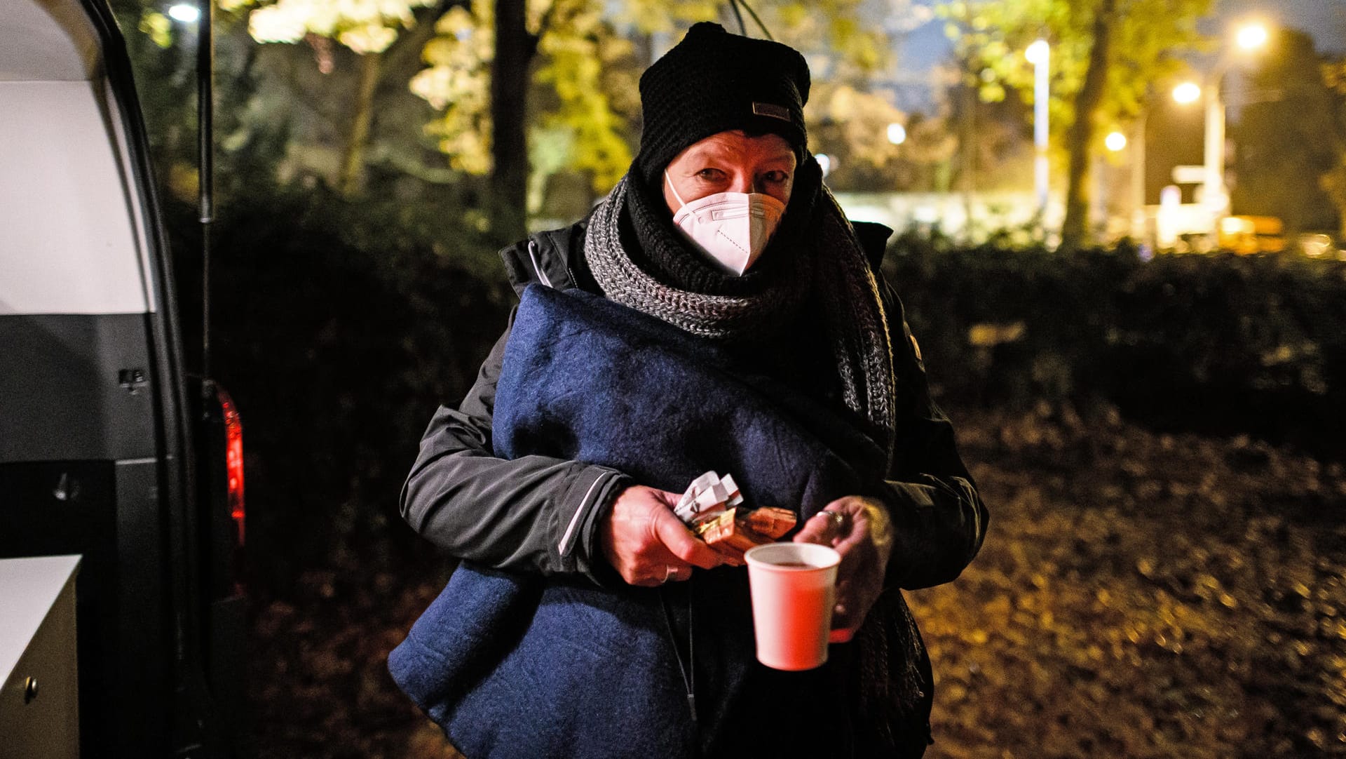 Elfie Ilgmann-Weiß, Sozialarbeiterin, hält einen Becher Tee am Kältebus: Der Kältebus des Frankfurter Vereins für soziale Heimstätten ist in der kalten Jahreszeit unterwegs. Elfie Ilgmann-Weiß, Sozialarbeiterin, hält einen Becher Tee am Kältebus: Der Kältebus des Frankfurter Vereins für soziale Heimstätten ist in der kalten Jahreszeit unterwegs.