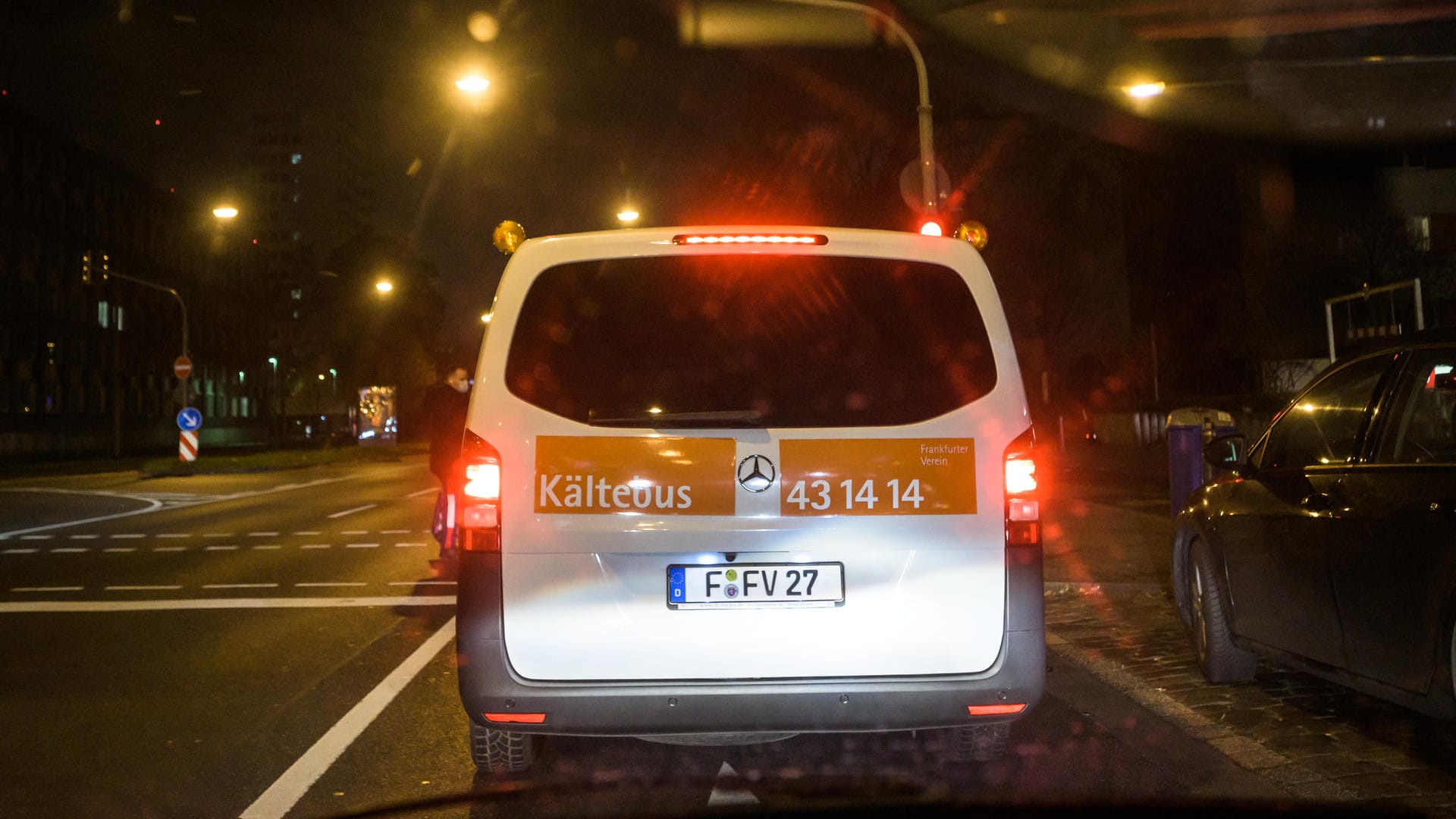 Der Kältebus fährt Nachts durch die Bankenstadt. Er bietet den Transport in eine Übernachtungsstätte, Decken, Schlafsäcke und warmen Tee an.