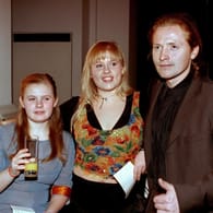 Es ist eines der letzten öffentlichen Fotos von Barby Kelly (l.): Zusammen mit Maite und Joey Kelly 2000.