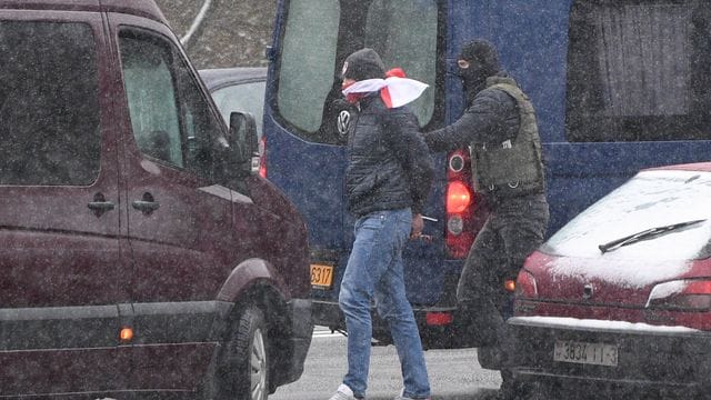 Bei neuerlichen Protesten in Minsk kommt es wieder zu Festnahmen von Demonstranten.