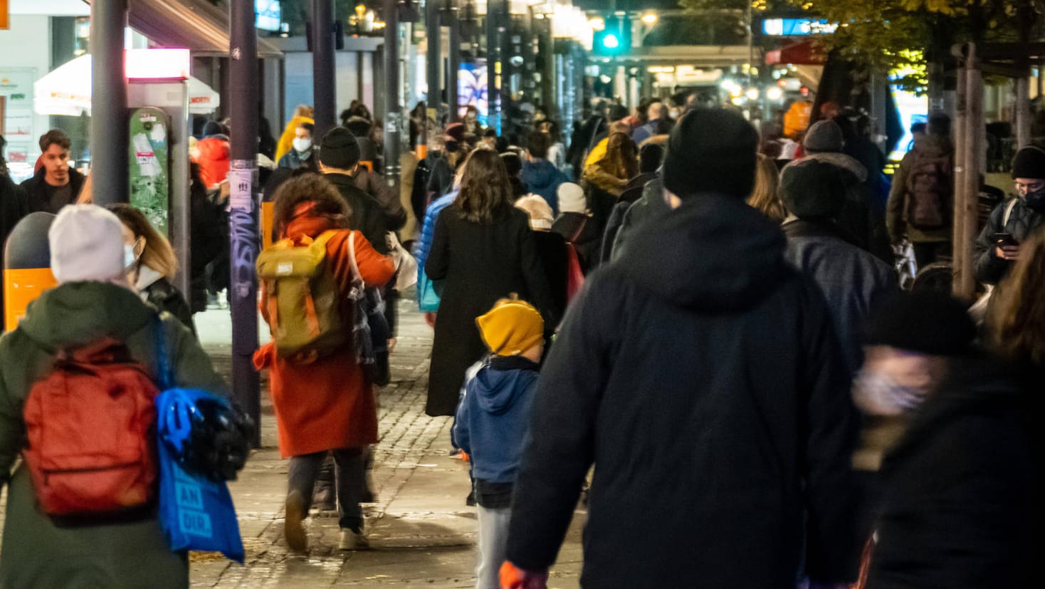 Passanten in Berlin: Hat sich die Corona-Lage in Deutschland zu Weihnachten beruhigt?