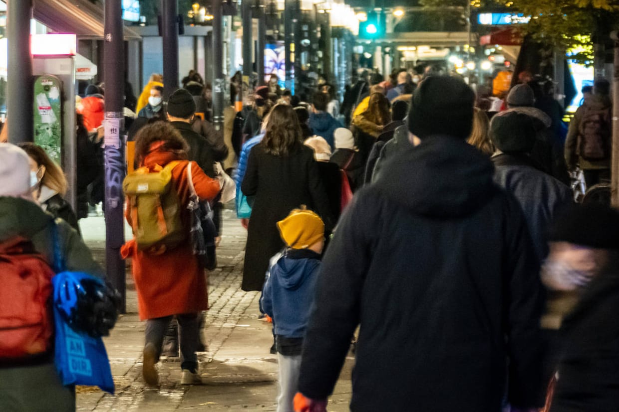 Passanten in Berlin: Hat sich die Corona-Lage in Deutschland zu Weihnachten beruhigt?