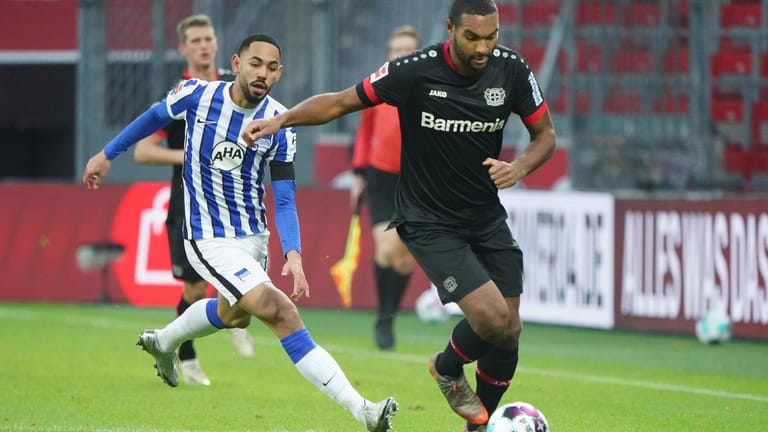Nationalspieler Jonathan Tah (r.) am Ball: Bayer Leverkusen kam gegen Hertha in Halbzeit eins nicht wirklich in Fahrt.