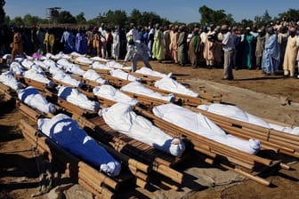 Nigeria: Mehr als 100 Zivilisten soll die Terrorgruppe Boko Haram ermordet haben.