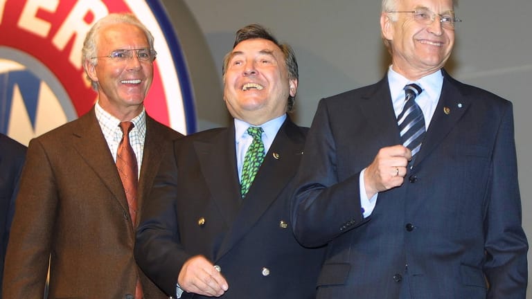 Kurt Hegerich (m.) 2002 mit Franz Beckenbauer (l.) und Edmund Stoiber: Der langjährige Bayern-Schatzmeister ist tot.