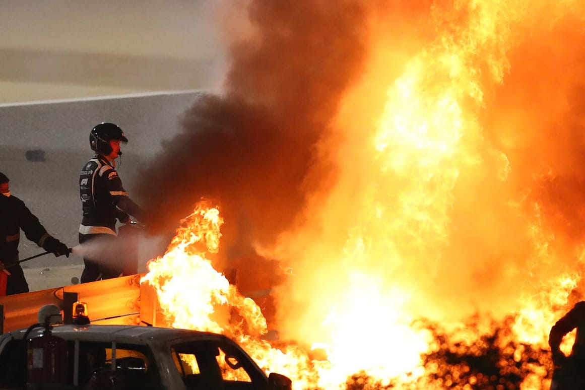 Rettungskräfte löschen den Brand beim Haas von Romain Grosjean.