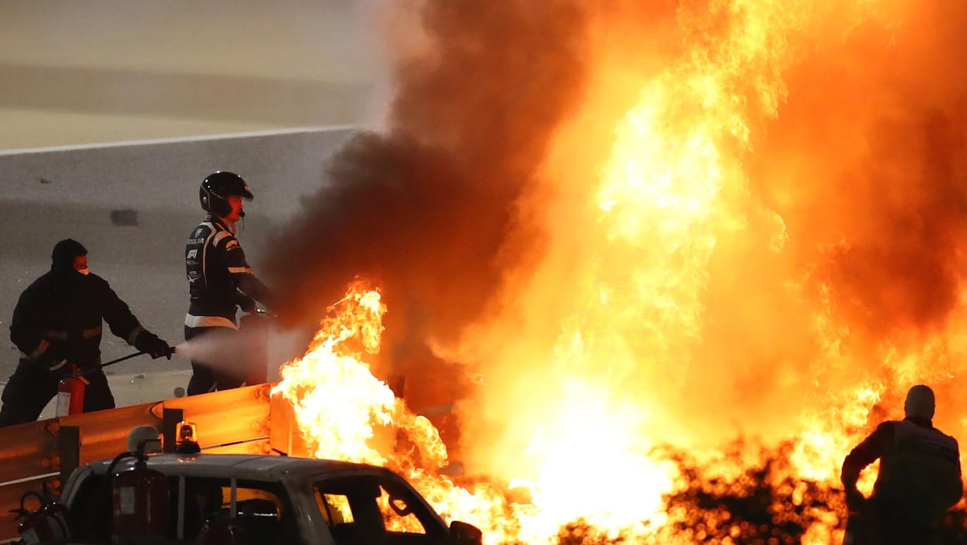 Rettungskräfte löschen den Brand beim Haas von Romain Grosjean.