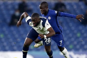Tottenhams Tanguy Ndombele (l) im Zweikampf mit N'Golo Kante vom FC Chelsea.