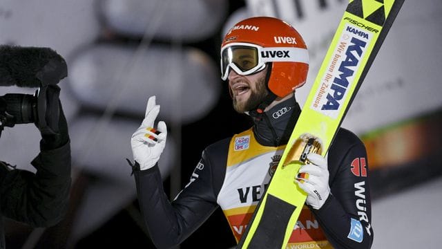 Markus Eisenbichler freut sich über den zweiten Platz.