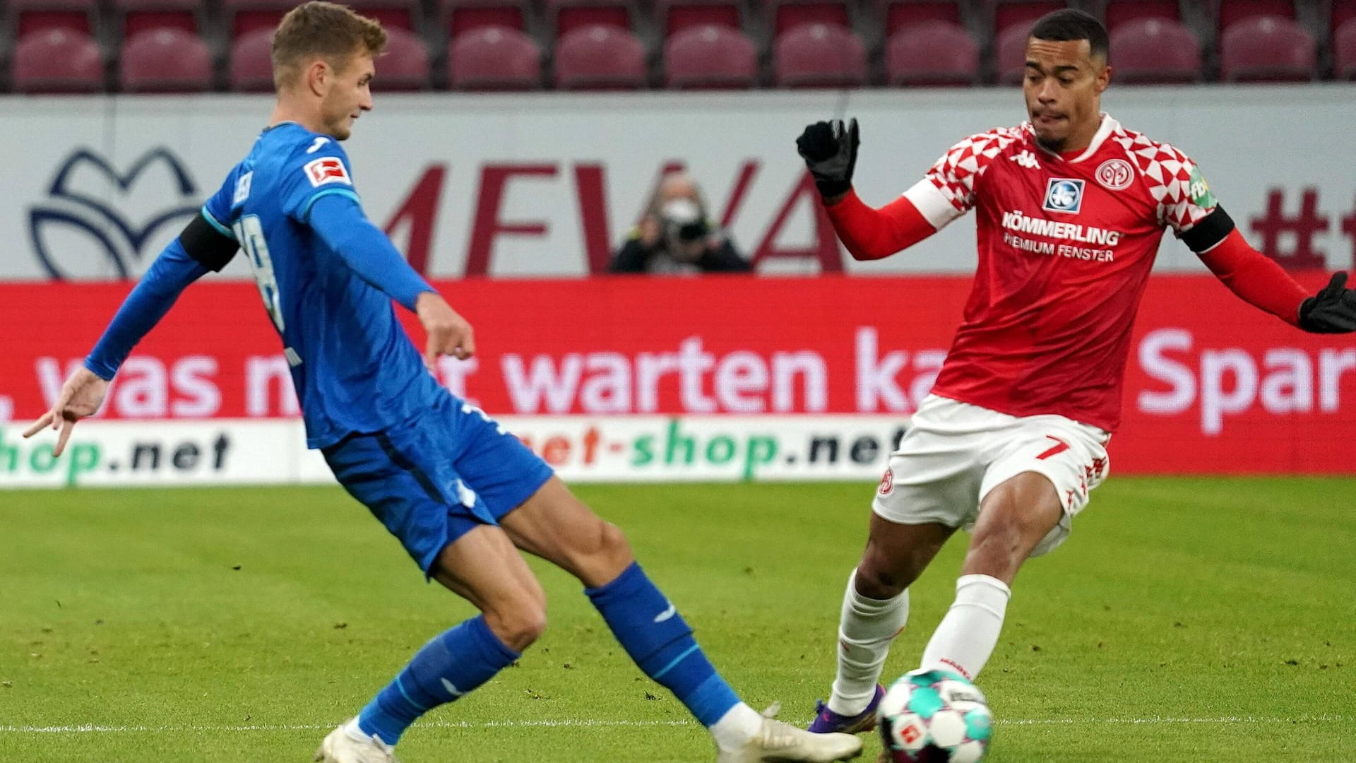 Stefan Posch (l.) im Duell mit Robin Quaison: Der Schwede (r.) erzielte das 1:0 für die Nullfünfer.