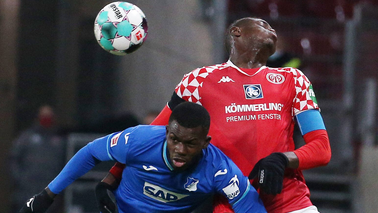 Hoffenheims Ihlas Bebou (l.) im Duell mit Moussa Niakhaté.