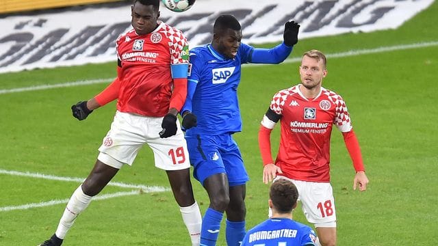 Der Mainzer Moussa Niakhate (l) im Kopfballduell mit Hoffenheims Ihlas Bebou. Der Mainzer Moussa Niakhate (l) im Kopfballduell mit Hoffenheims Ihlas Bebou.
