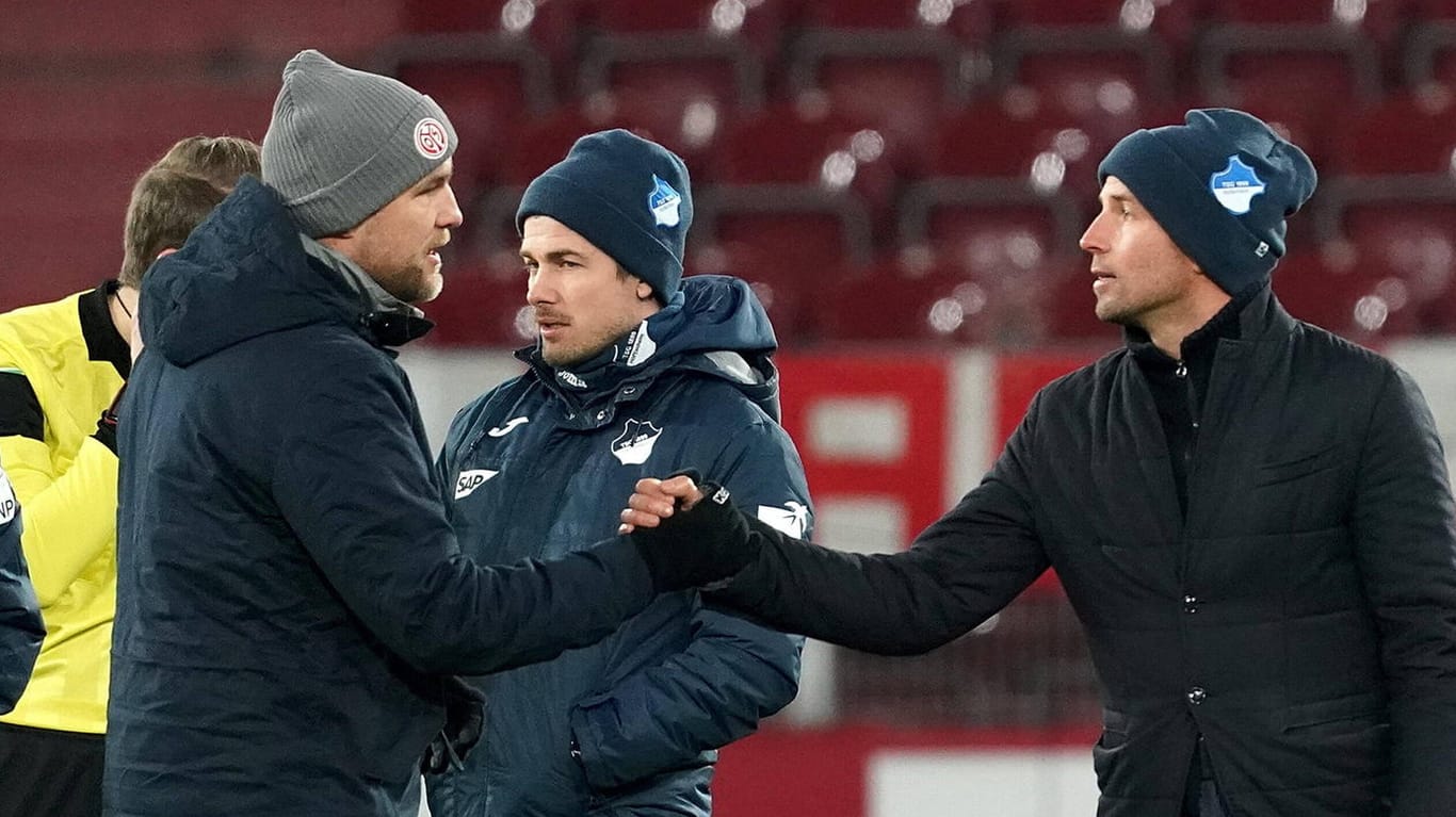 Hoffenheim-Coach Sebastian Hoeneß gibt Mainz-Sportdirektor Rouven Schröder nach der umkämpften Partie die Hand (v.r.).
