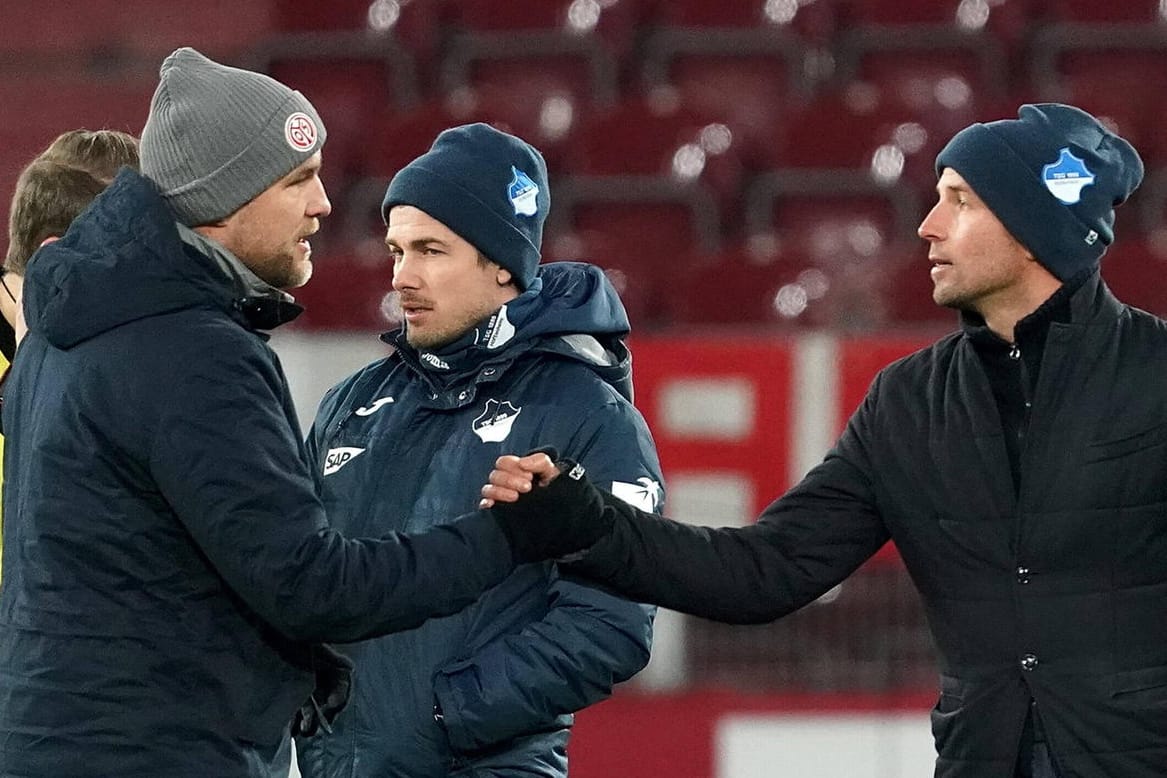 Hoffenheim-Coach Sebastian Hoeneß gibt Mainz-Sportdirektor Rouven Schröder nach der umkämpften Partie die Hand (v.r.).