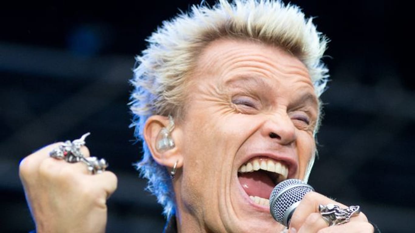Der britische Rockmusiker Billy Idol will mit Mitte 60 wieder auf die Bühne.