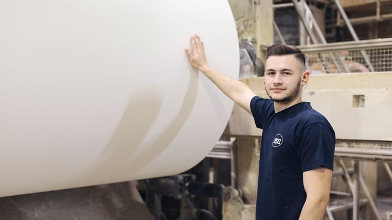 Maksim Klesna hat bei der WEPA Unternehmensgruppe seine Ausbildung zum Papiertechnologen erfolgreich abgeschlossen.