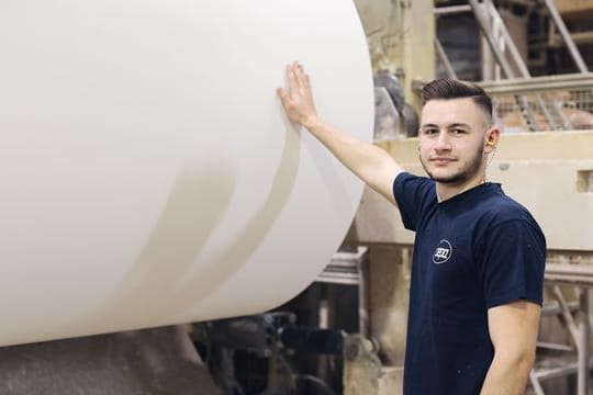 Maksim Klesna hat bei der WEPA Unternehmensgruppe seine Ausbildung zum Papiertechnologen erfolgreich abgeschlossen.