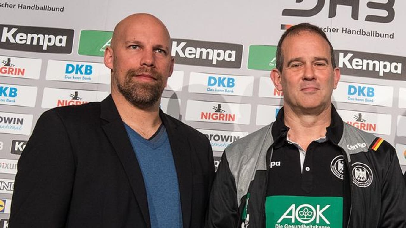 DHB-Vorstand Axel Kromer (l) und Frauen-Bundestrainer Henk Groener.