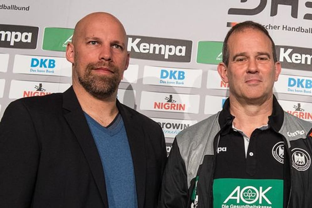 DHB-Vorstand Axel Kromer (l) und Frauen-Bundestrainer Henk Groener.