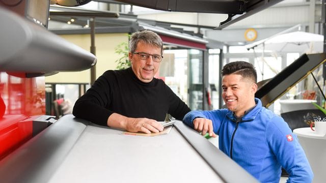 Manchmal übernimmt Meinhard Berger (l) auch ein bisschen die Elternrolle, wenn es um seine Auszubildenden geht.