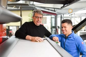 Manchmal übernimmt Meinhard Berger (l) auch ein bisschen die Elternrolle, wenn es um seine Auszubildenden geht.