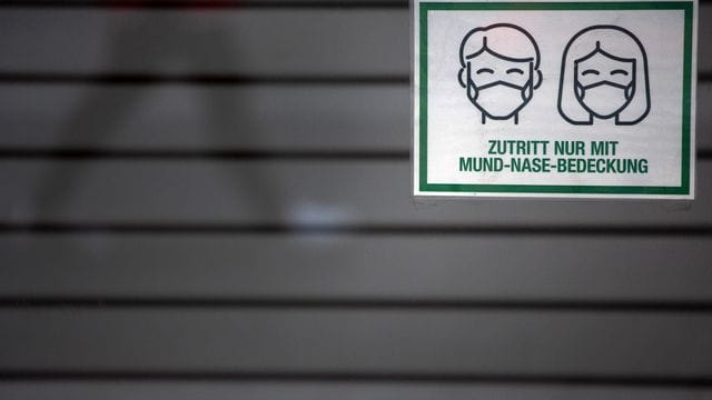 Seit Beginn der Pandemie haben sich mehr als eine Million Menschen in Deutschland nachweislich mit dem Coronavirus infiziert. Seit Beginn der Pandemie haben sich mehr als eine Million Menschen in Deutschland nachweislich mit dem Coronavirus infiziert.