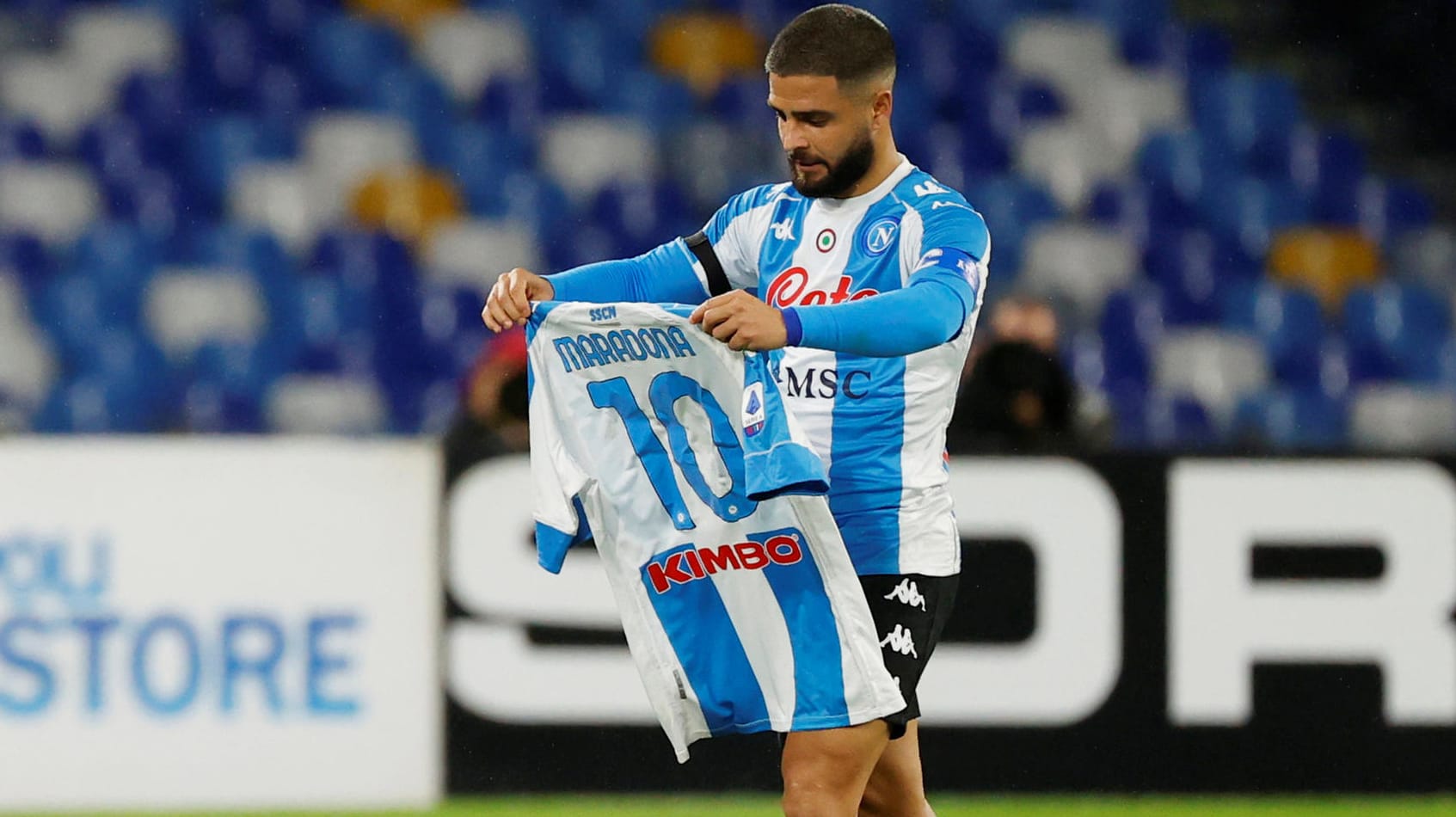 Lorenzo Insigne: Der Stürmer erzielte das 1:0 gegen Rom und jubelte mit einem Trikot der Vereinslegende. Lorenzo Insigne: Der Stürmer erzielte das 1:0 gegen Rom und jubelte mit einem Trikot der Vereinslegende.