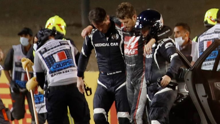 Romain Grosjean: Der Formel-1-Pilot wird nach seinem Unfall von den "Medical Officers" gestützt.