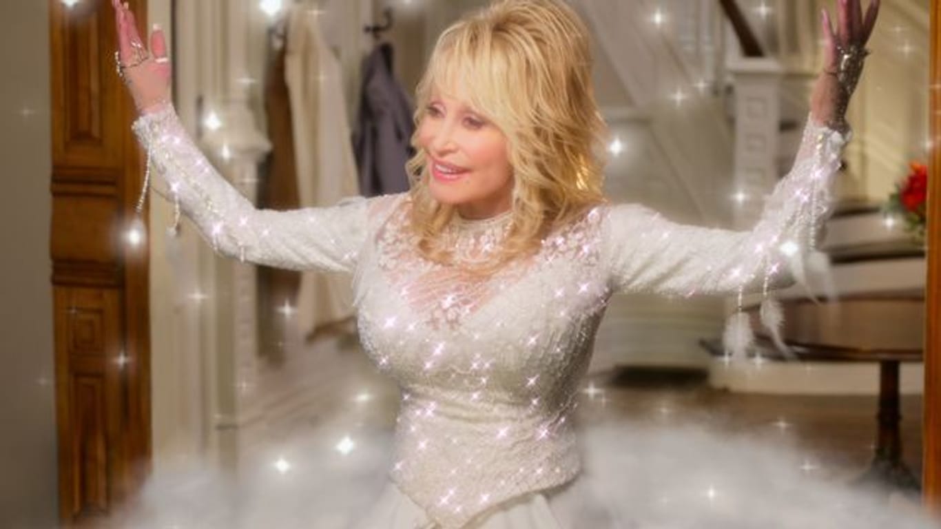 Sie ist ein Engel: Country-Legende Dolly Parton in einer Szene des Films "Dolly Parton's Christmas on the Square".