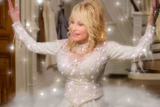 Sie ist ein Engel: Country-Legende Dolly Parton in einer Szene des Films "Dolly Parton's Christmas on the Square".