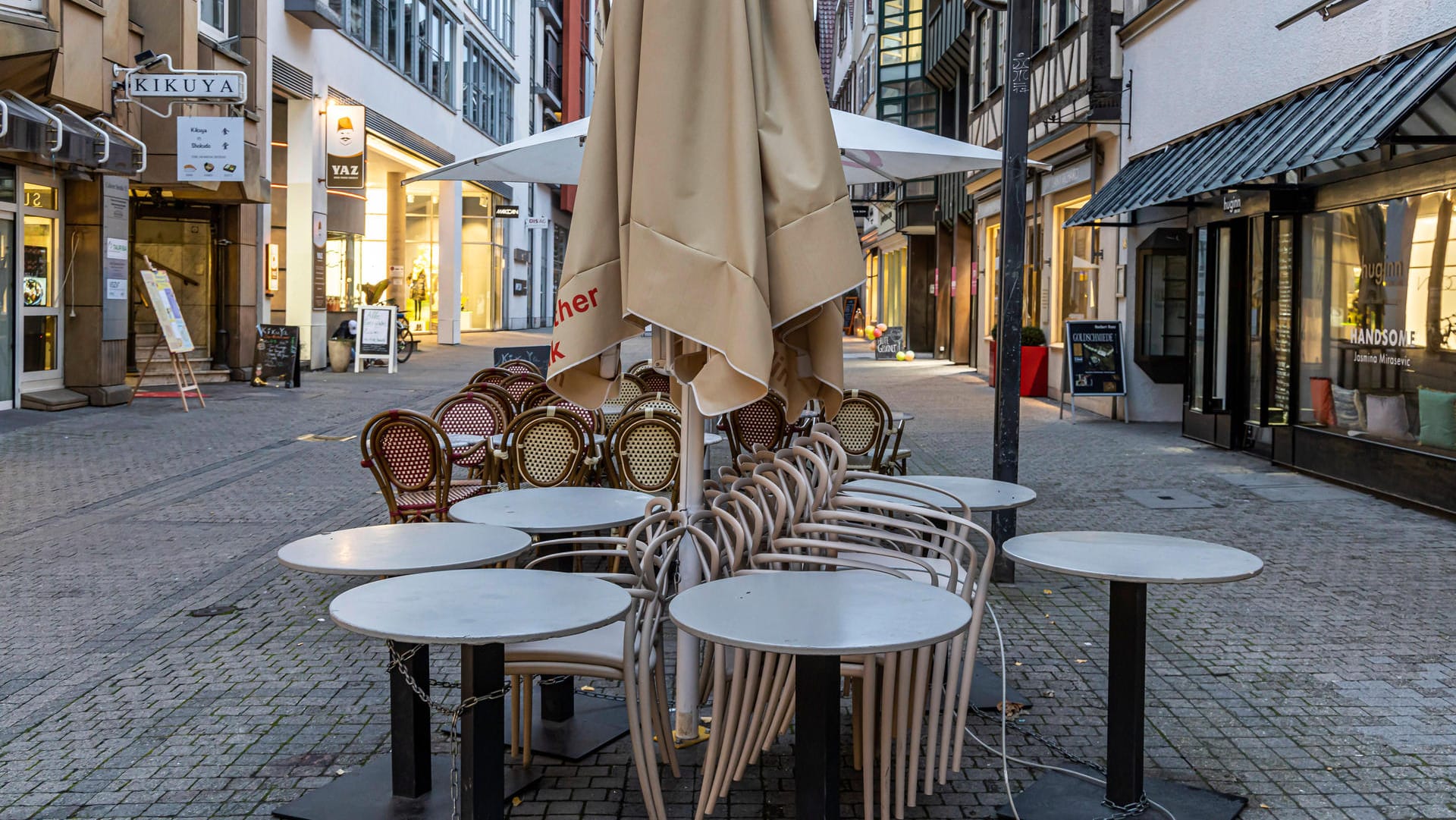 Geschlossene Gaststätte (Symbolbild): Besonders in der Gastronomie steigt die Kurzarbeit wieder.