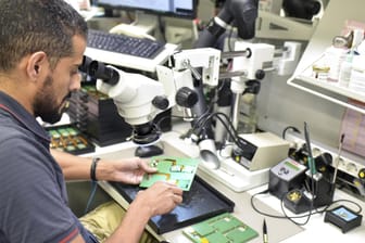 Mann bei Kontrolle in der Halbleiter-Produktion (Symbolbild): Der deutsche Halbleiterhersteller Siltronic steht vor dem Verkauf nach Asien.