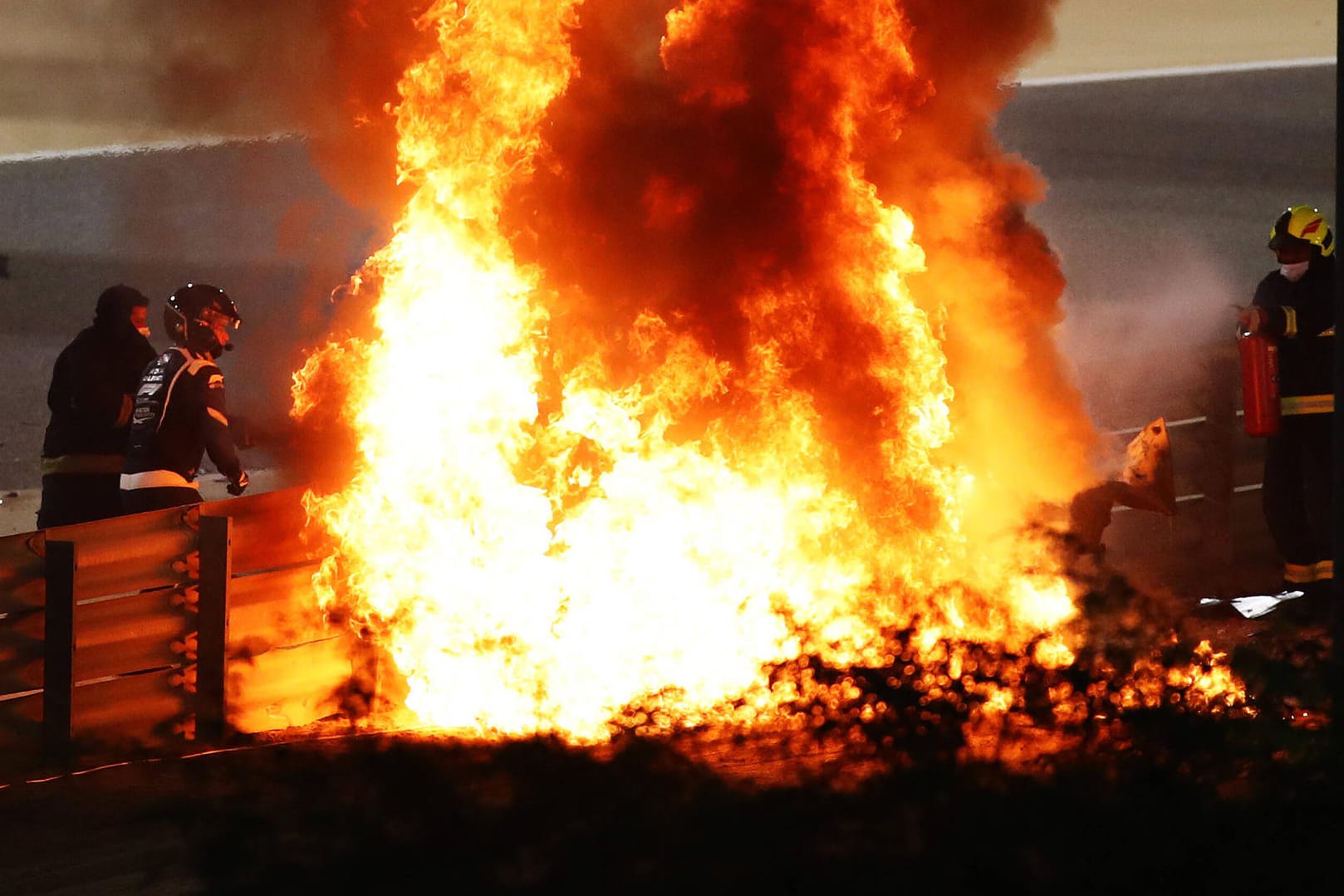 Der brennende Bolide von Romain Grosjean: Der Haas-Pilot überlebte einen schweren Unfall.