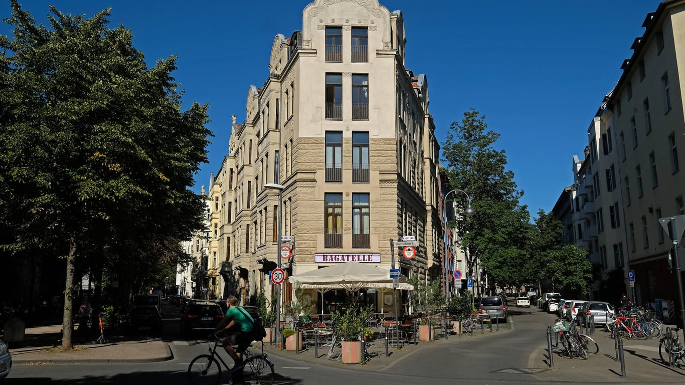 Das Restaurant Bagatelle in Köln: Dort ist es am Wochenende zu Menschenansammlungen beim Glühweintrinken gekommen. Deswegen hat der Gastro-Betrieb seinen Glühweinverkauf nun gestoppt.
