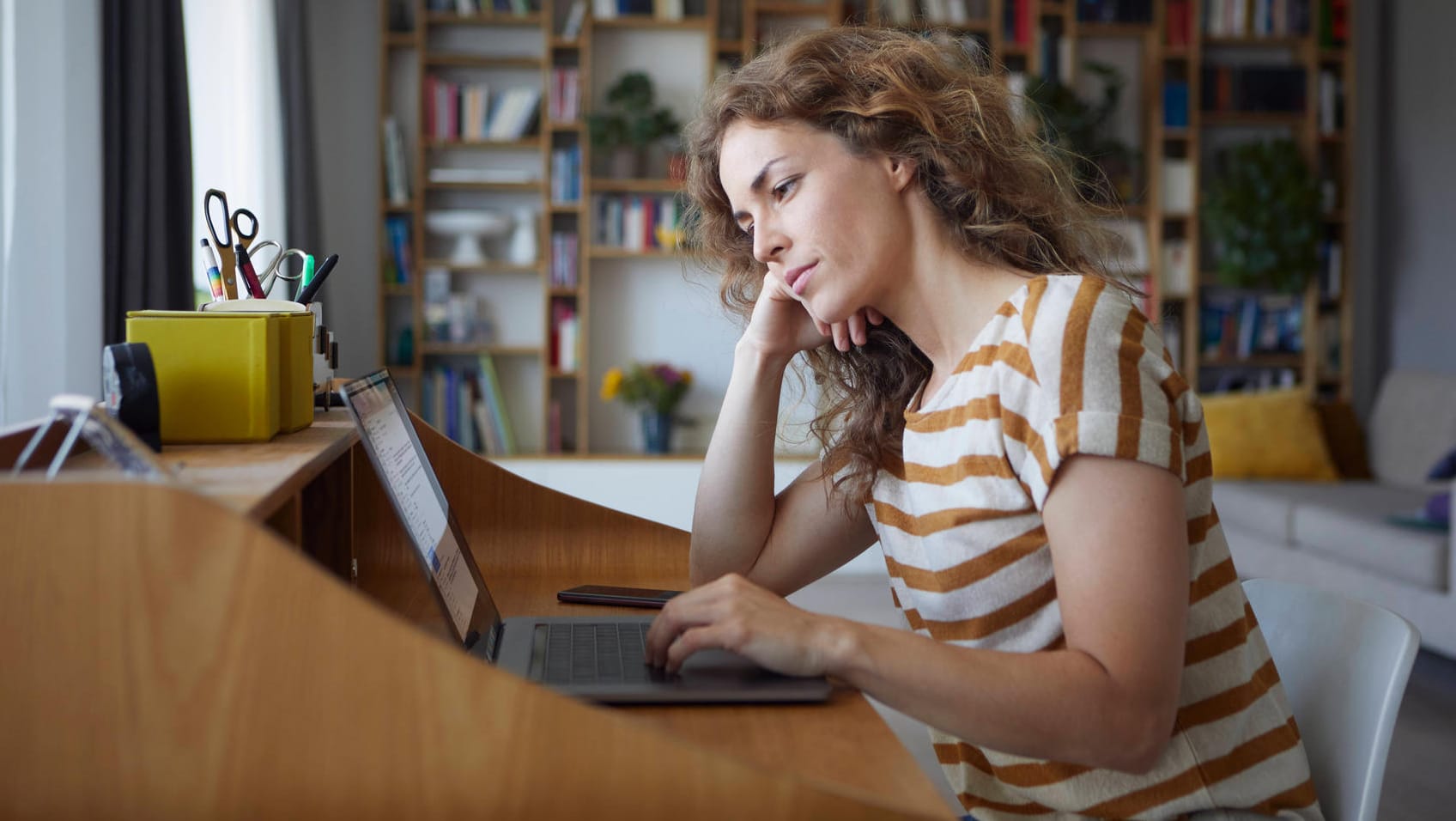 Frau im Homeoffice (Symbolbild); Die Heizkosten steigen durch Arbeit von zu Hause.