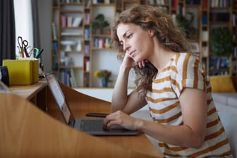 Frau im Homeoffice (Symbolbild); Die Heizkosten steigen durch Arbeit von zu Hause.