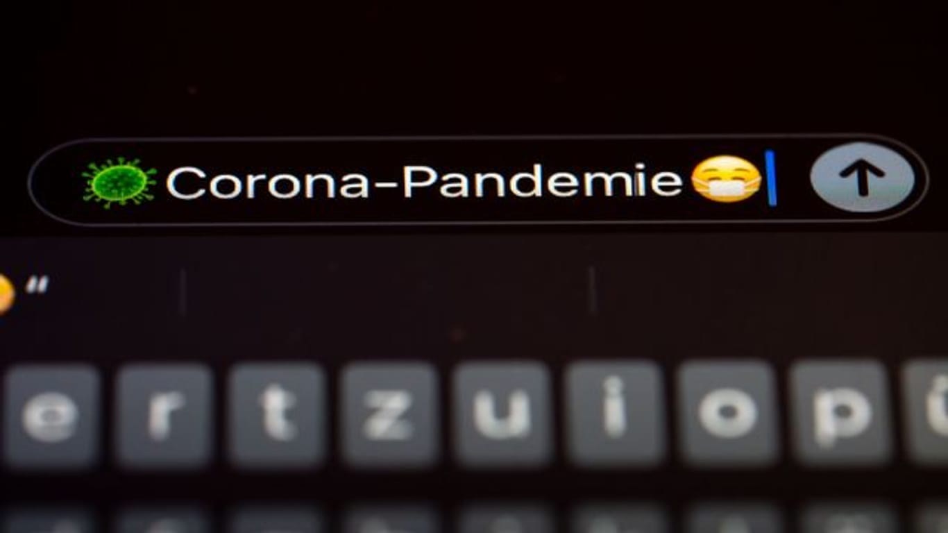 "Corona-Pandemie" steht auf dem Display eines Mobiltelefons.