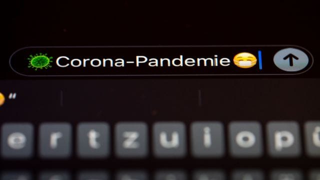 "Corona-Pandemie" steht auf dem Display eines Mobiltelefons. "Corona-Pandemie" steht auf dem Display eines Mobiltelefons.