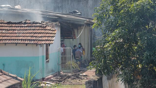 Ein Gefängnis-Insasse trägt nach einem nächtlichen Aufstand im Gefängnis von Mahara, einem Vorort von Colombo, einen Mitgefangenen aus einem beschädigten Gebäude in Mahara hinaus. Ein Gefängnis-Insasse trägt nach einem nächtlichen Aufstand im Gefängnis von Mahara, einem Vorort von Colombo, einen Mitgefangenen aus einem beschädigten Gebäude in Mahara hinaus.